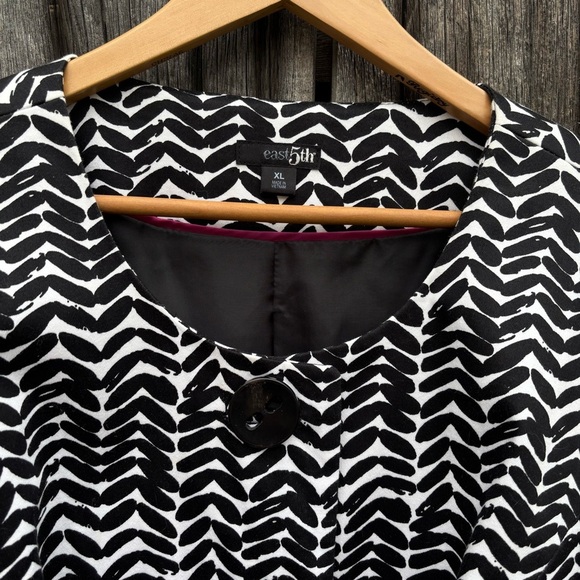 East 5th Black and White Patterned Women's Coat w/ pockets & Black Belt Size XL - Picture 5 of 13